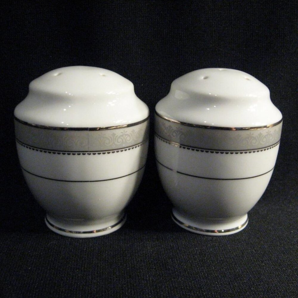 Mikasa L3428 Platinum Crown Footed Salt and Pepper Shakers